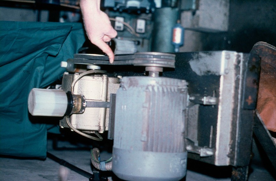 Milking machine: checking belt tension