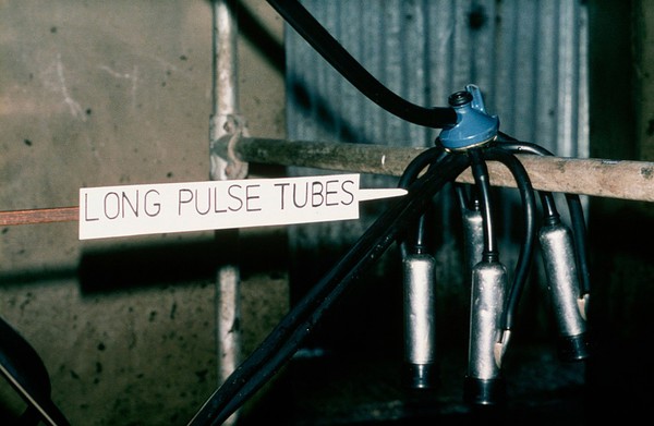 Milking machine: long pulse tubes