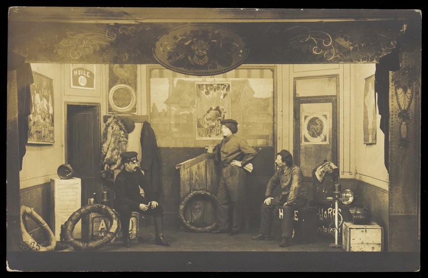 French or Belgian soldiers performing "Les phares Soubigou". Photographic postcard, 191-.
