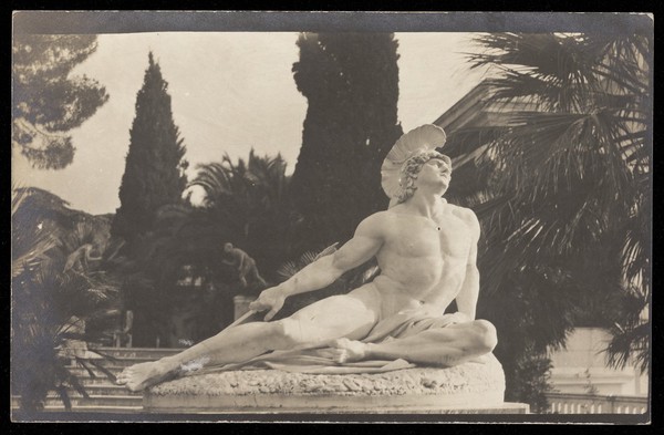 Photograph of a sculpture of the dying Achilles.
