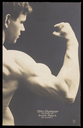 The acrobat Otto Olympier, flexing his biceps. Photographic postcard, 192-.