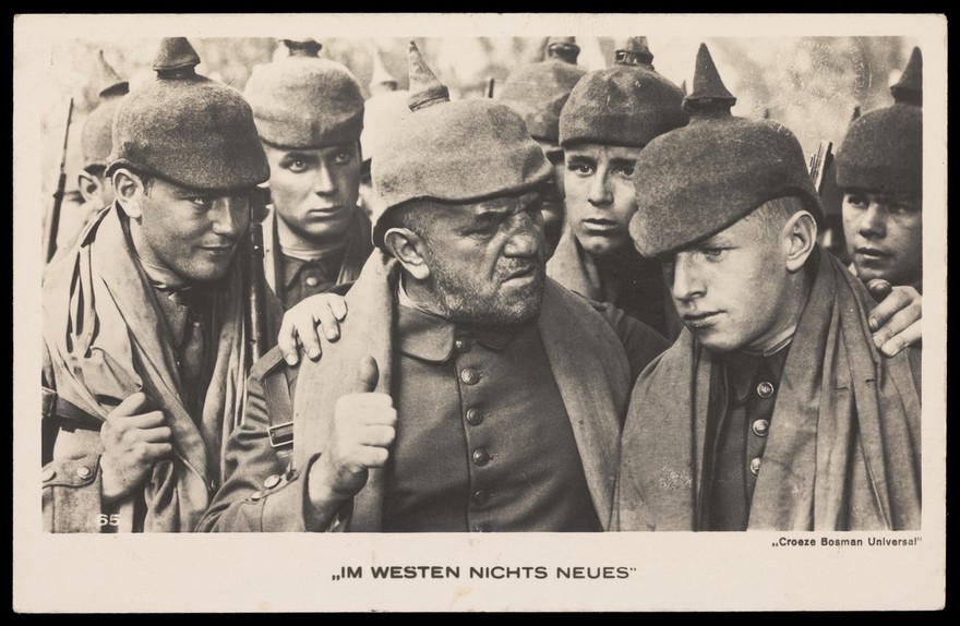 An old German soldier giving advice to a young one. Photographic postcard, 193-.