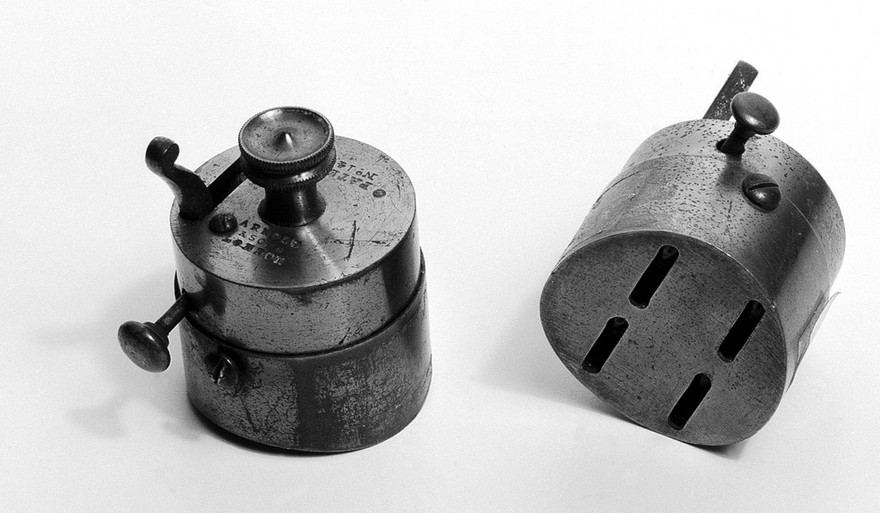 'Mallam's vaccinators' made by Arnold and Sons, London.
