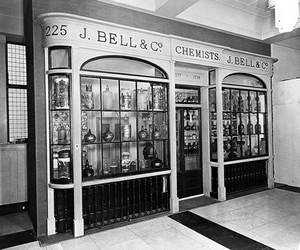 view John Bell's Pharmacy, circa 1820. Reconstruction in the main hall of the Wellcome Building