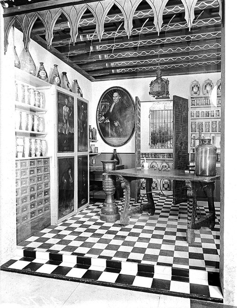 Hispano-Mauresque pharmacy, c. 1790.