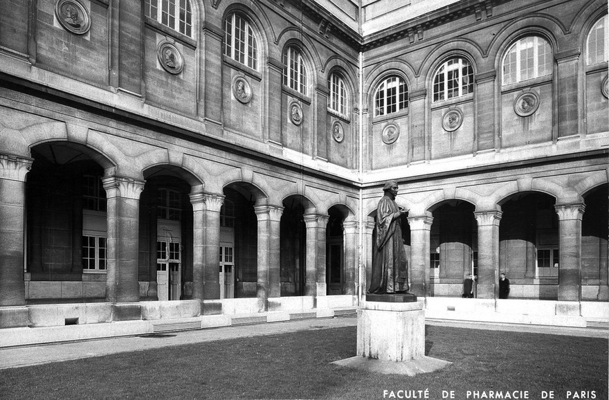 Faculte de Pharmacie de Paris. Courtyard with statue.