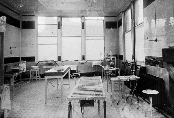 Glasgow Royal Infirmary, Scotland: the Bellahouston surgical theatre; interior. Photograph, ca. 1910.