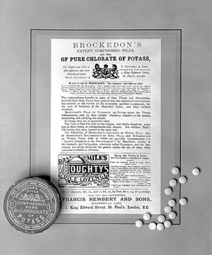 view W. Brockedon's pills: pills, pill-box, and leaflet advertising Brockedon's Patent Compressed Pills of Pure Chlorate of Potass and of Pure Bicarbonate of Potass. From the Wellcome Institute