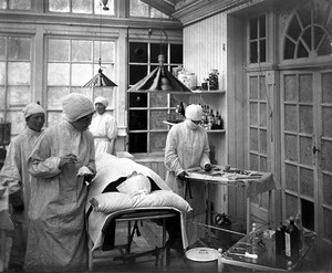 view World War One: photograph of an operating theatre