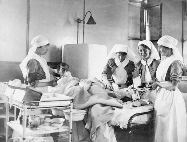 World War I: photograph of nurses dressing wounds