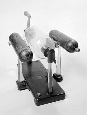 Blunt's electrotherapeutic machine. Invented by Edward Nairne, 1800-1827.