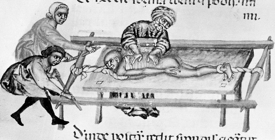 Reducing dislocated vertebrae in the Moslem Middle Ages.