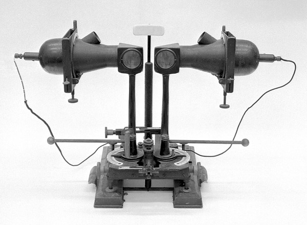 Synoptophore with wooden base. Walter Green type.