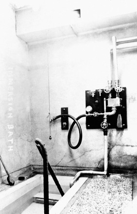 Immersion bath in Devonshire Hospital, Buxton, circa 1910.