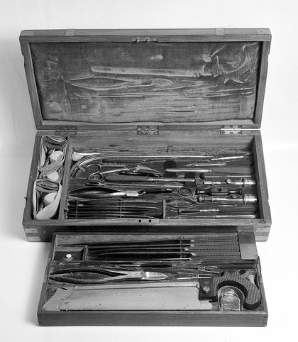 Case of surgical instruments; made by Savigny.