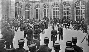 view Soldiers guarding the Faculte de medecine, Paris, 1908