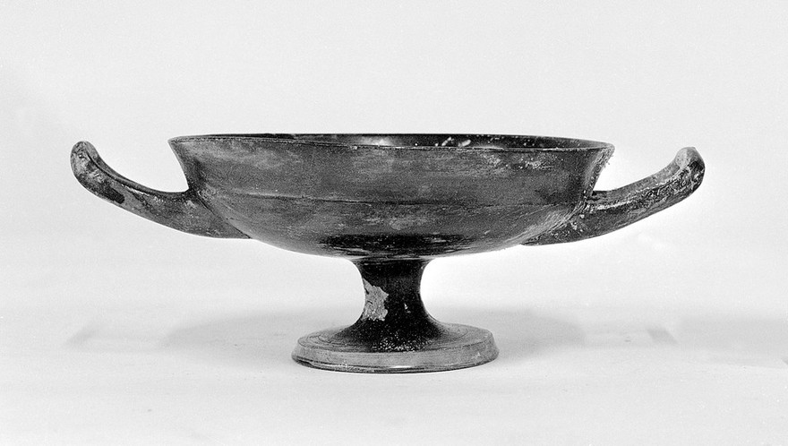 Graeco-Italian ceramic; Attic black kylix