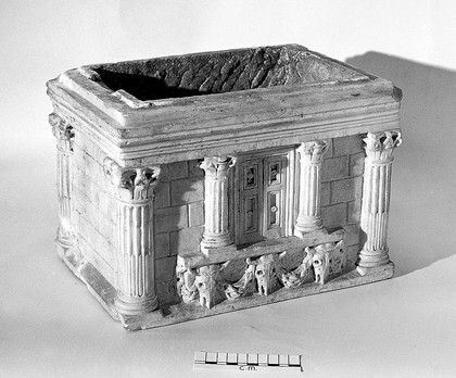 Cineary urn, Roman, top removable
