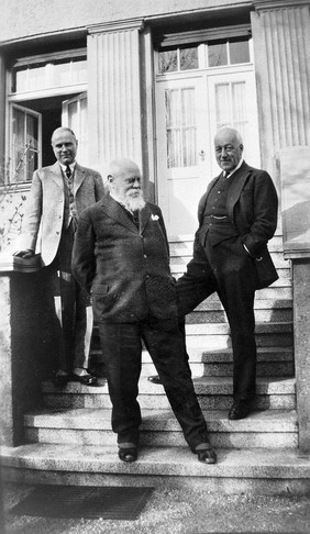 Leipzig: medical historians on the steps of a building. Photograph, 1929.