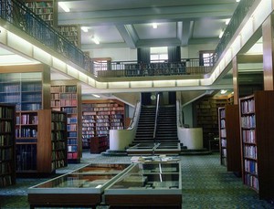 view Photograph: the Wellcome Institute Library, 1983