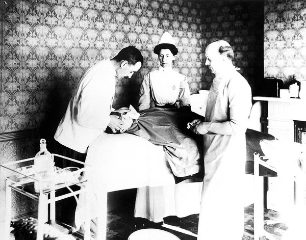 Administration of inhalational anaesthetic, circa 1911