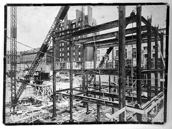 The Wellcome Research Institution building, Euston Road, London: erection of steel structure. Photograph, 1931/1932.