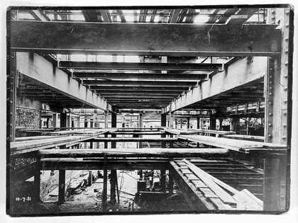 The Wellcome Research Institution building, Euston Road, London: erection of steel structure. Photograph, 1931/1932.
