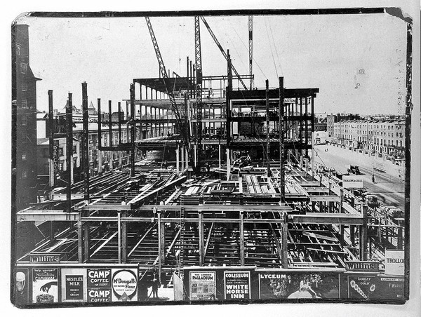 The Wellcome Research Institution building, Euston Road, London: erection of steel structure. Photograph, 1931/1932.