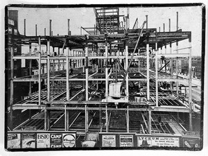 view The Wellcome Research Institution building, Euston Road, London: erection of steel structure. Photograph, 1931/1932.