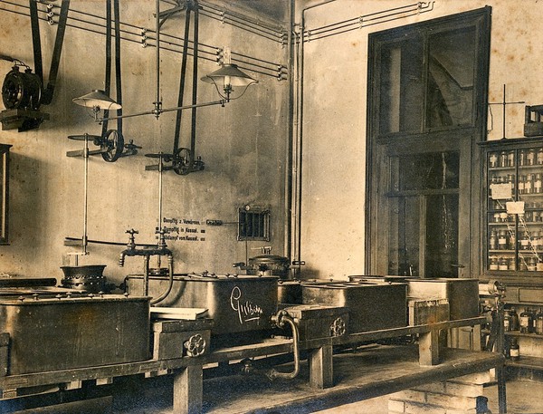 Chemistry laboratory at the Eidgenössische Technische Hochschule (ETH), Zürich. Photograph, ca. 1930.