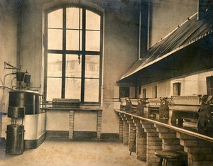 view Chemistry laboratory at the Eidgenössische Technische Hochschule (ETH), Zürich. Photograph, ca. 1930.