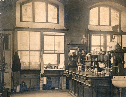 Chemistry laboratory at the Eidgenössische Technische Hochschule (ETH), Zürich. Photograph, ca. 1930.