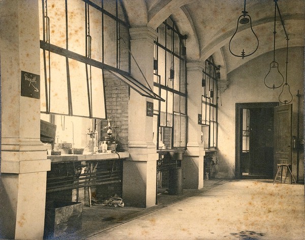 Chemistry laboratory at the Eidgenössische Technische Hochschule (ETH), Zürich. Photograph, ca. 1930.