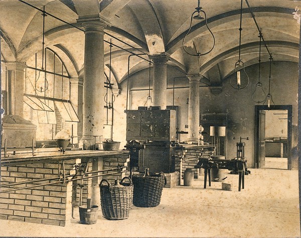 Chemistry laboratory at the Eidgenössische Technische Hochschule (ETH), Zürich. Photograph, ca. 1930.