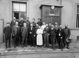 view I.P. Pavlov and seventeen of his associates standing outside the Physiology Department, Imperial Institute of Experimental Medicine, St Petersburg. Photograph, 1904.