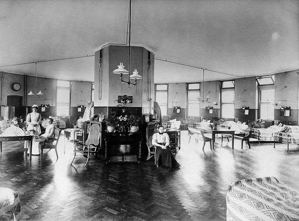 A ward in the Royal Northern Central Hospital, London. Photograph, ca. 1912.