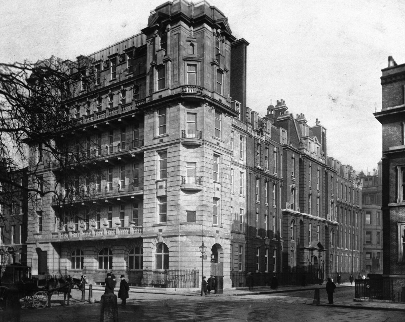 An old black and white photo of the London Homoeopathic Hospital on Great Ormond Street, with a horse and carriage outside