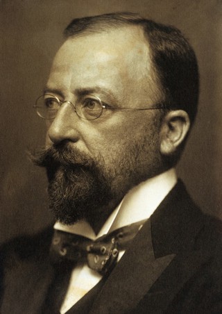 Formal portrait of Sir Henry Head, looking left