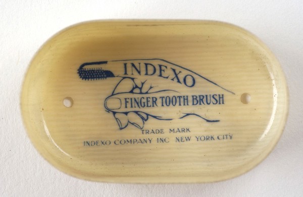 'Indexo' finger touthbrush and its plastic box