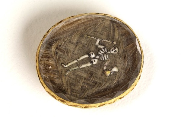 Mourning brooche containing the hair of a deceased relative.