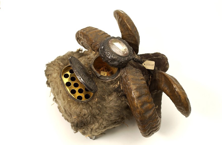 Snuff mull in the form of a ram's head containing two compartments with silver-gilt lids.