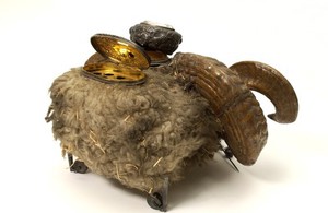 view Snuff mull in the form of a ram's head containing two compartments with silver-gilt lids.