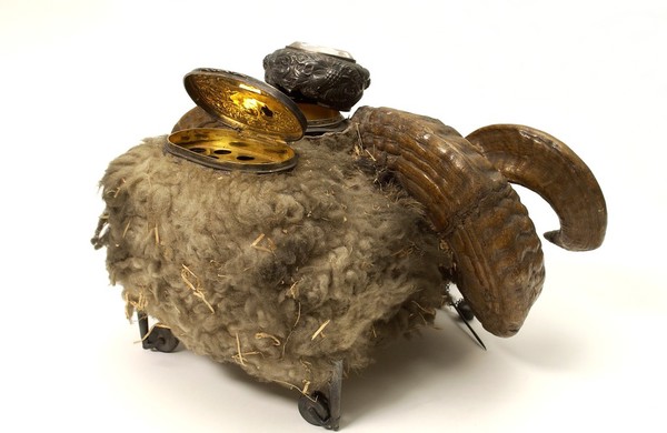 Snuff mull in the form of a ram's head containing two compartments with silver-gilt lids.