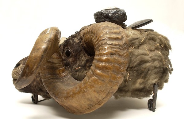 Snuff mull in the form of a ram's head containing two compartments with silver-gilt lids.