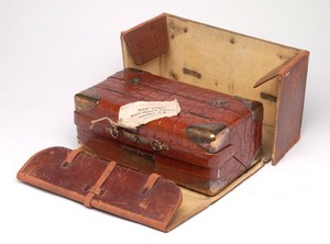 view Medicine chest of Sir Stanley Hewett, surgeon to the King.