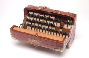 view Medicine chest of Sir Stanley Hewett, surgeon to the King.