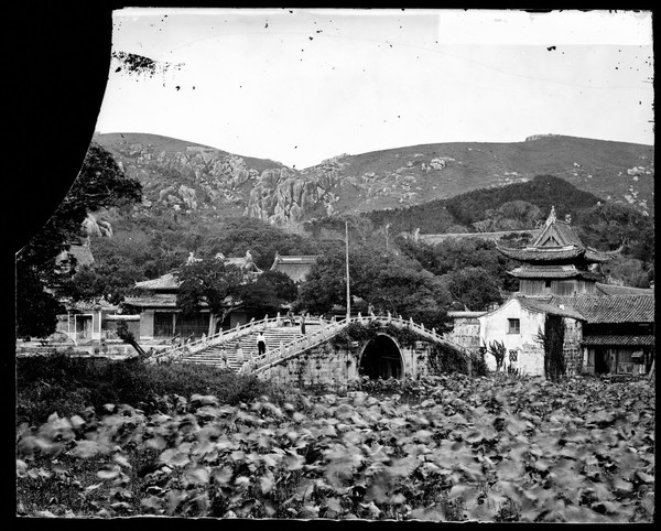 Putu, Hupeh province, China. Photograph by John Thomson, ca. 1870.