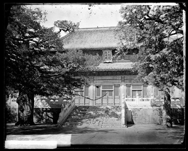 Temple of Confucius (Kong Miao), Peking: Hall of Great Accomplishment (Dachengdian) seen from outside. Photograph by John Thomson, 1871.