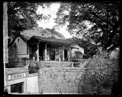 White Deer Grotto, Xiamen (Amoy), Fukien province, China. Photograph by John Thomson, 1870/1871.