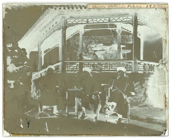 Peking, Pechili province, China: three Manchu Ministers at the Office of Foreign Affairs, late Qing. Photograph by John Thomson, 1869.